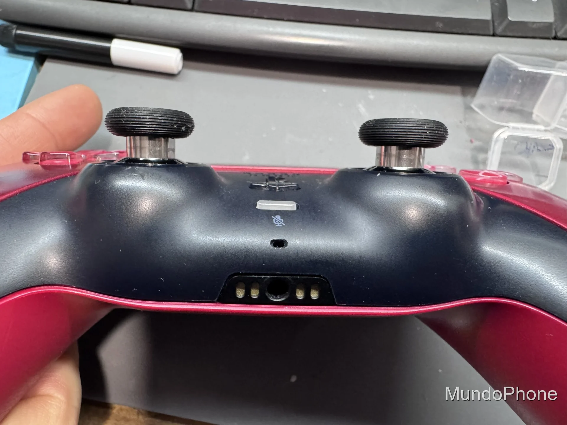 Después - Mando PS5 Rojo, Cambio de joysticks magnéticos efecto Hall