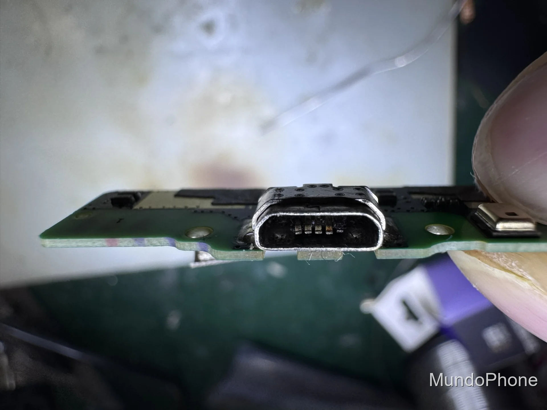 Antes - Reparando un Samsung Galaxy Tab A8 8" (T290) conector de carga.