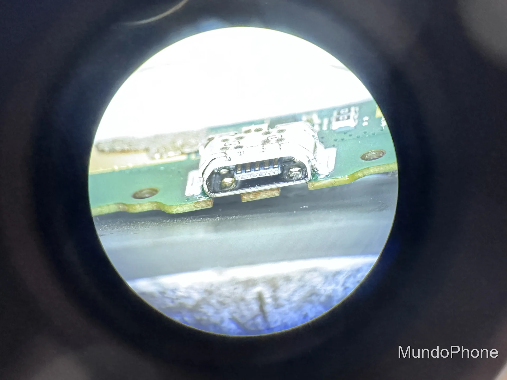 Despu&eacute;s - Reparando un Samsung Galaxy Tab A8 8" (T290) conector de carga.